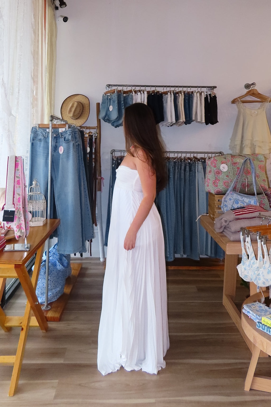 White, strapless maxi dress with sweetheart neckline, ruched bust with knot, and asymmetric ruffled hem
Virginia Beach Boutique, 757 Boutique, fashion, summer aesthetic, women’s trendy summer outfit, spring break, vacation style, vacation outfits, beach boutique, beach fashion, beach outfits, coastal aesthetic clothing, maxi dress, formal dress, wedding guest dress, satin slip dress, prom dress, graduation party dress