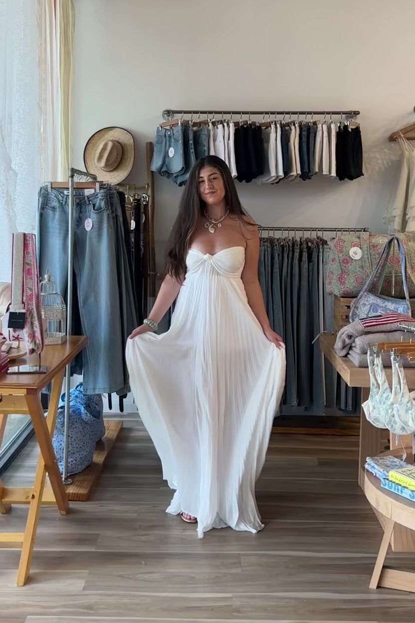 White, strapless maxi dress with sweetheart neckline, ruched bust with knot, and asymmetric ruffled hem
Virginia Beach Boutique, 757 Boutique, fashion, summer aesthetic, women’s trendy summer outfit, spring break, vacation style, vacation outfits, beach boutique, beach fashion, beach outfits, coastal aesthetic clothing, maxi dress, formal dress, wedding guest dress, satin slip dress, prom dress, graduation party dress